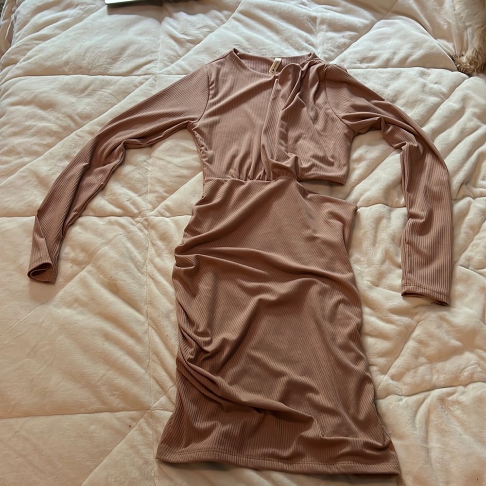 ruched stretchy cut out thicker long sleeve dusty rose mini dress. runs big!